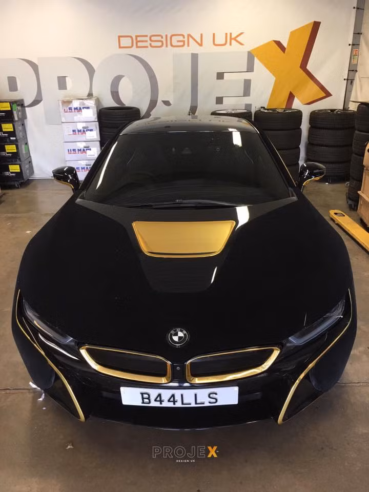 Siêu xe xanh của BMW trở nên sang trọng thậm chí huyền bí khi được trang trí bằng nền nhung đen lạ mắt. Điểm nhấn nổi bật nhất vẫn là chất liệu vàng được trang trí ở hốc gió trên nắp capô, đường viền quanh lưới tản nhiệt, viền cửa sổ và một số chi tiết bên hông xe.