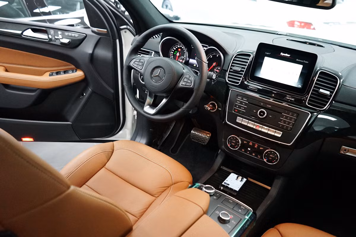 Cùng với đó là hệ thống dẫn đường, định vị GPS và hệ thống điều hòa tự động đa vùng Thermotronic. Cụm đồng hồ nâng cấp với nhiều cải tiến hiện đại cũng được trang bị trên Mercedes GLS 2016. Ngoài ra, người lái có tự điều chỉnh các chức năng trên màn hình thông qua touchpad nằm giữa hai ghế trước...