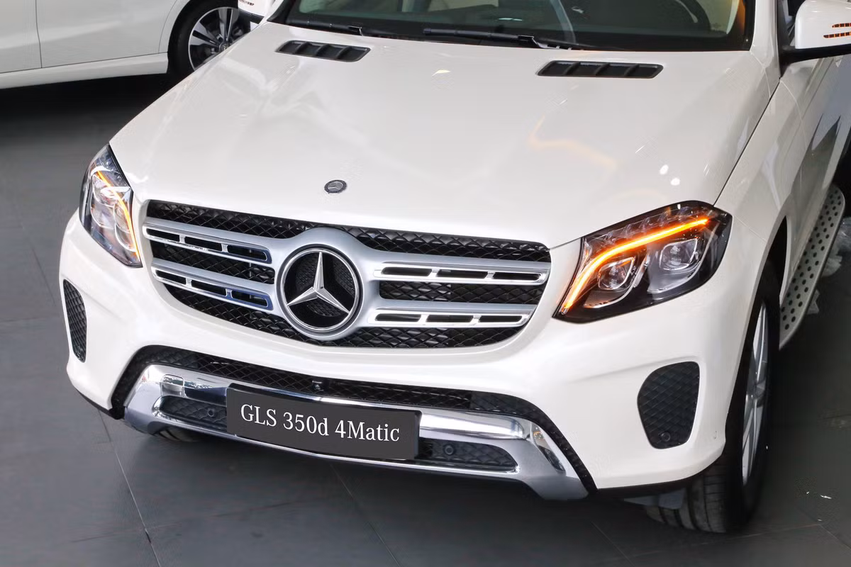 Đây chính là phiên bản nâng cấp và đổi tên của GL-Class. Theo Mercedes-Benz, GLS xứng đáng được coi là S-Class của dòng SUV. Tuy nhiên, trên thực tế, so với GL-Class, phiên bản này không thay đổi quá nhiều ngoài tên gọi mới. Đầu xe được thiết kế với phần cản trước mở rộng với hai hốc hút gió lớn đi kèm là cụm đèn sương mù thiết kế lại.