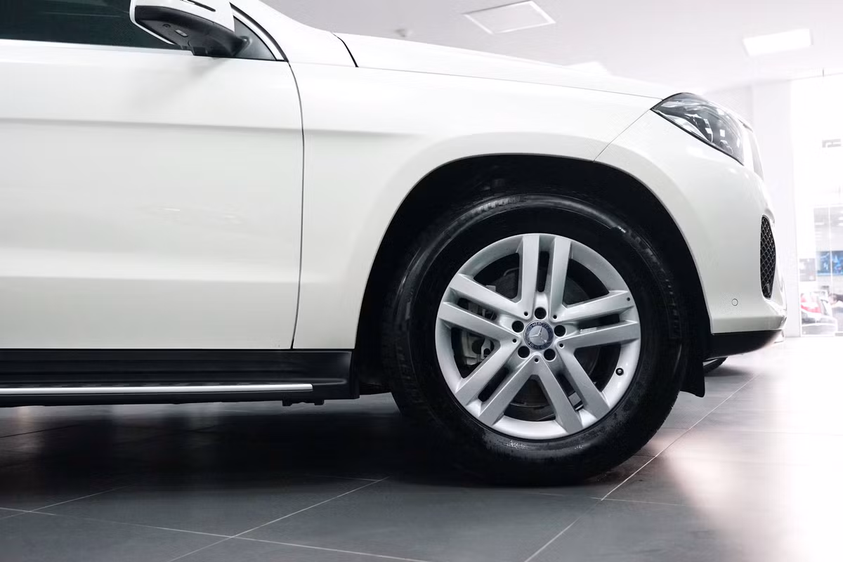Mercedes-Benz GLS 350d 4MATIC sở hữu chiều dài x rộng x cao lần lượt là 5130 x 1934 x 1850 (mm) , chiều dài cơ sở 3075 mm, mâm hợp kim 19 inch với thiết kế 5 chấu kép cùng ốp mâm logo thương hiệu Mercedes. 