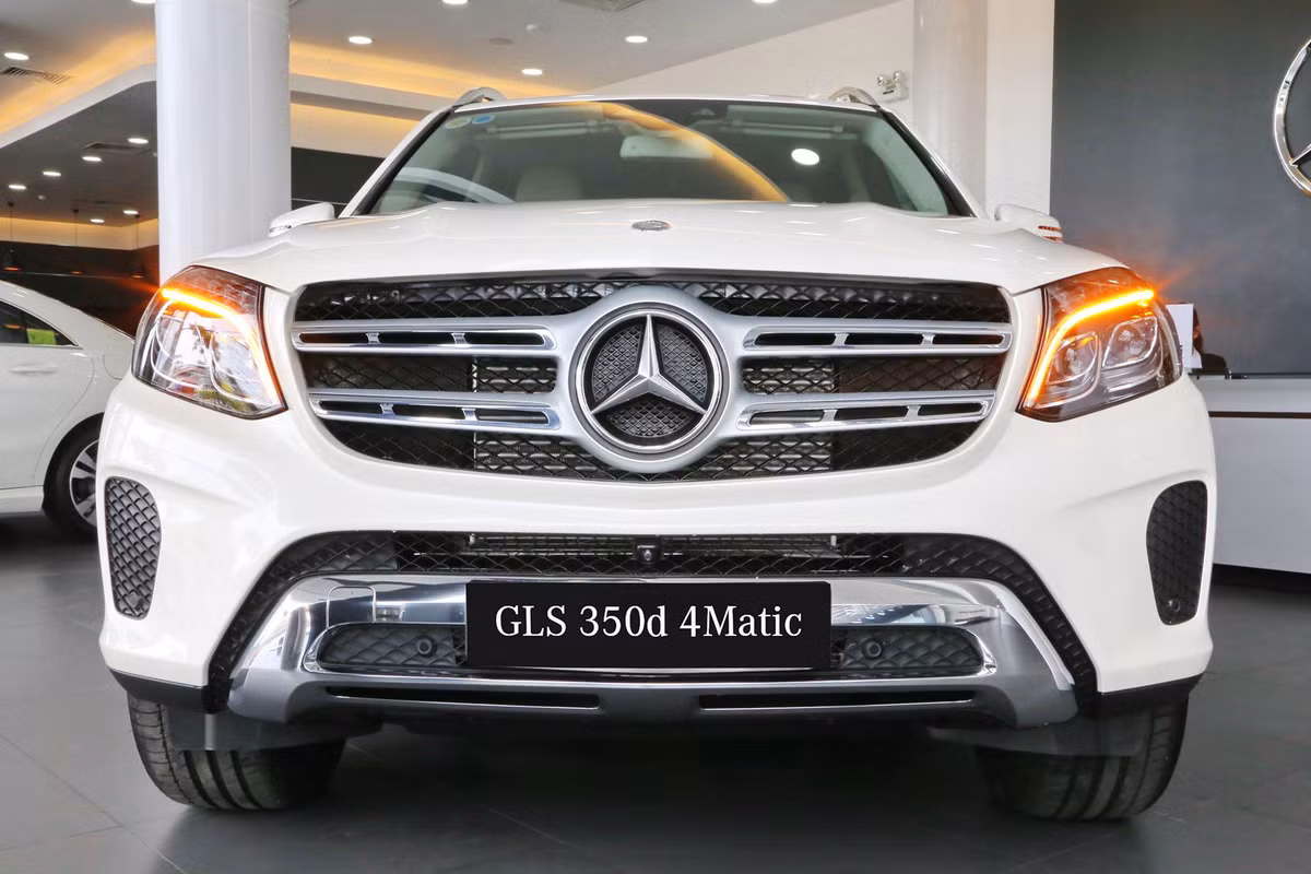 GLS là phiên bản kế nhiệm của GL. Từ “S” được thương hiệu xe sang Mercedes-Benz thêm vào nhằm ám chỉ GLS sẽ được xây dựng như một mẫu S-Class trong phân khúc xe SUV hạng sang. 