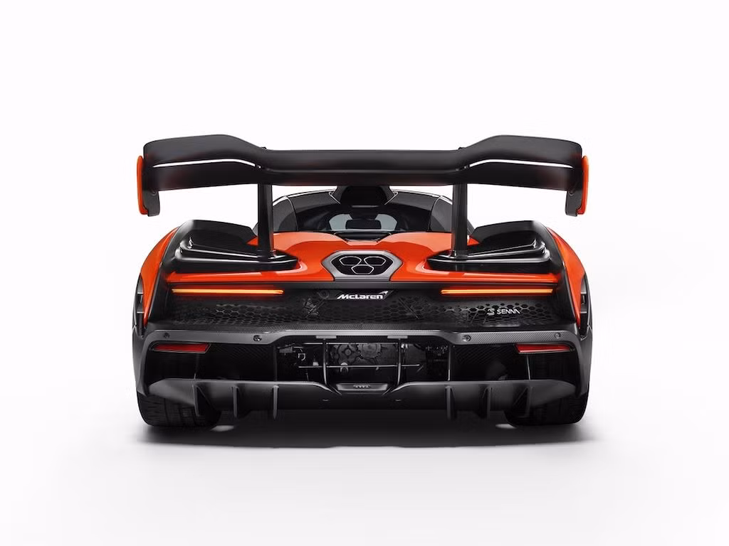 Xe được trang bị động cơ 4.0l V8 tăng áp kép cho công suất 789 mã lực và mô-men xoắn 800Nm. Bên cạnh đó, siêu xe Senna sở hữu khối máy mạnh nhất dành cho xe thương mại từng được McLaren tạo ra.