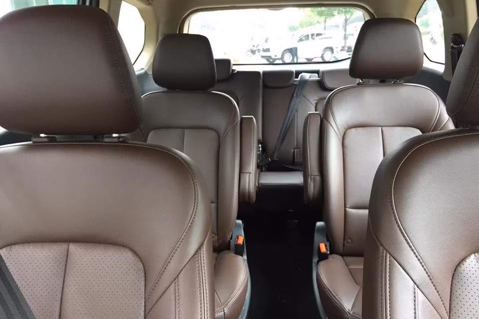 Ghế ngồi bọc da màu nâu sẫm, được nhấn nhá thêm các đường chỉ khâu dọc theo mép thân ghế. Trong đó, hàng ghế trước chỉnh điện, cửa gió điều hòa cho hai hàng ghế sau, thêm vào đó là cửa sổ trời kéo tay.