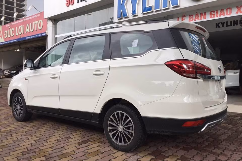 Điểm nổi bật của chiếc xe giá rẻ BAIC F5 này chính là kích thước “trội” hơn so với đối thủ Innova, do nó sở hữu không gian thiết kế rộng và thoáng hơn. Cụ thể mẫu MPV F5 của BAIC sở hữu chiều dài 4.724 mm, rộng 1.796 mm, cao 1.755 mm. Chiều dài cơ sở 2.760 mm.