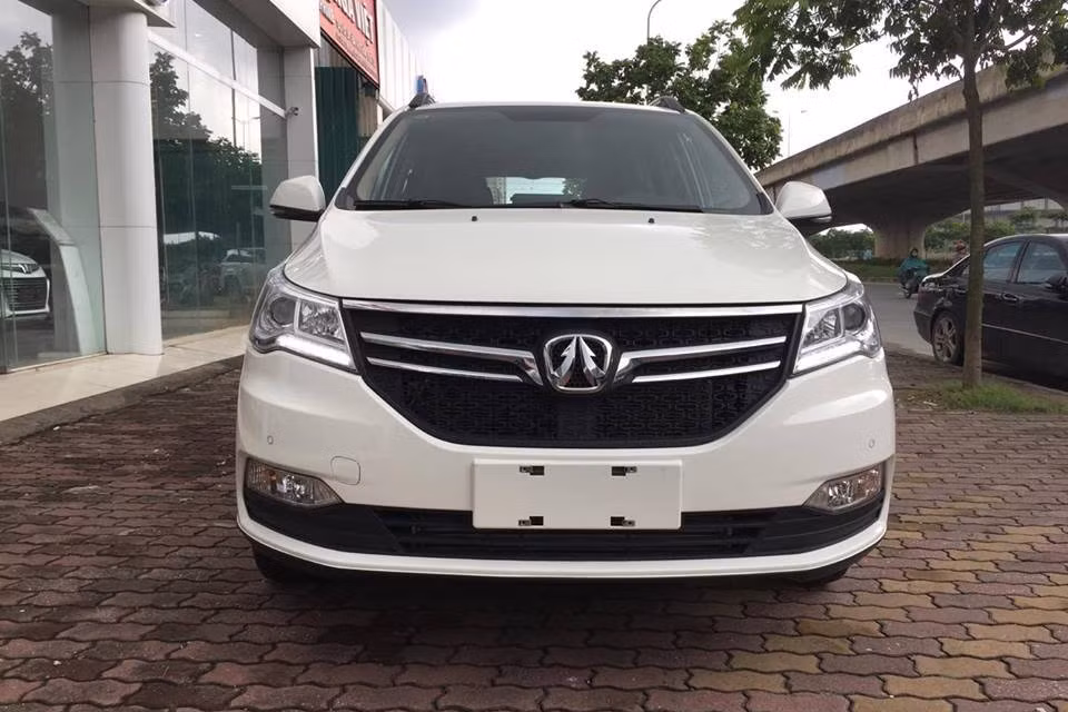 Về tổng thể, thiết kế của BAIC F5 nổi bật với bộ lưới tản nhiệt lớn, dạng đa giác phủ màu sơn bóng kèm hai thanh ngang mạ crôm sáng, logo đính giữa. Cụm đèn pha LED mở rộng sang hai bên kéo dài lên tận nắp ca-pô, bóng là loại Projecter kèm dải viền LED chiếu sáng ban ngày.