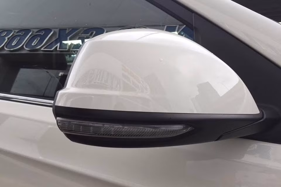 Gương chiếu hậu tích hợp đèn báo rẽ với viền ốp nhựa đen bóng, cần gạt mưa tự động.