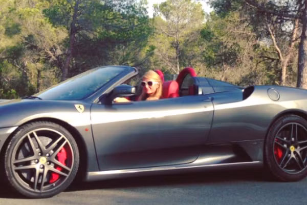 Ferrari F430 Spider – một trong những siêu xe thể thao thuộc vào hàng hiếm trên thế giới cũng góp mặt trong bộ sưu tập của cô. Để trở thành nữ chủ nhân của chiếc siêu ngựa hàng hiếm này, cô đã phải bỏ ra số tiền lên tới 210.000 USD.
