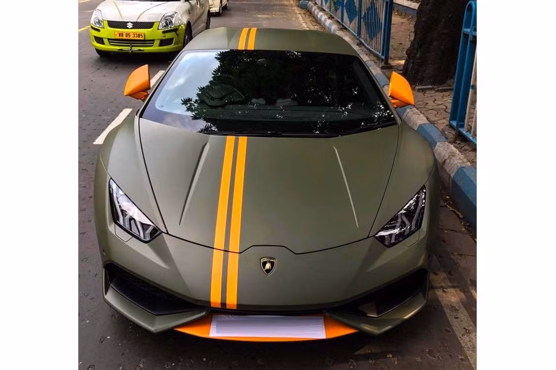 So với màu xanh dương nước biển từng ra mắt trước đó, chiếc Huracan LP610-4 Avio tại đây ấn tượng với tông màu ngoại thất xanh lá cây ka-ki tương phản với dải màu cam xuất hiện trên cản trước, hốc hút gió bên hông, gương chiếu hậu và kéo dài trên nắp ca-pô từ đầu đến cuối đuôi xe.