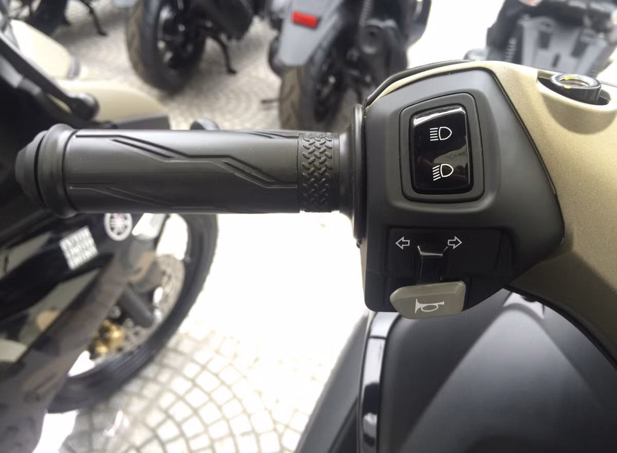 Tay lái tích hợp các phím chức năng tương tự như nhiều mẫu tay ga khác như hệ thống đèn báo rẽ, công tắc đèn pha, còi,...