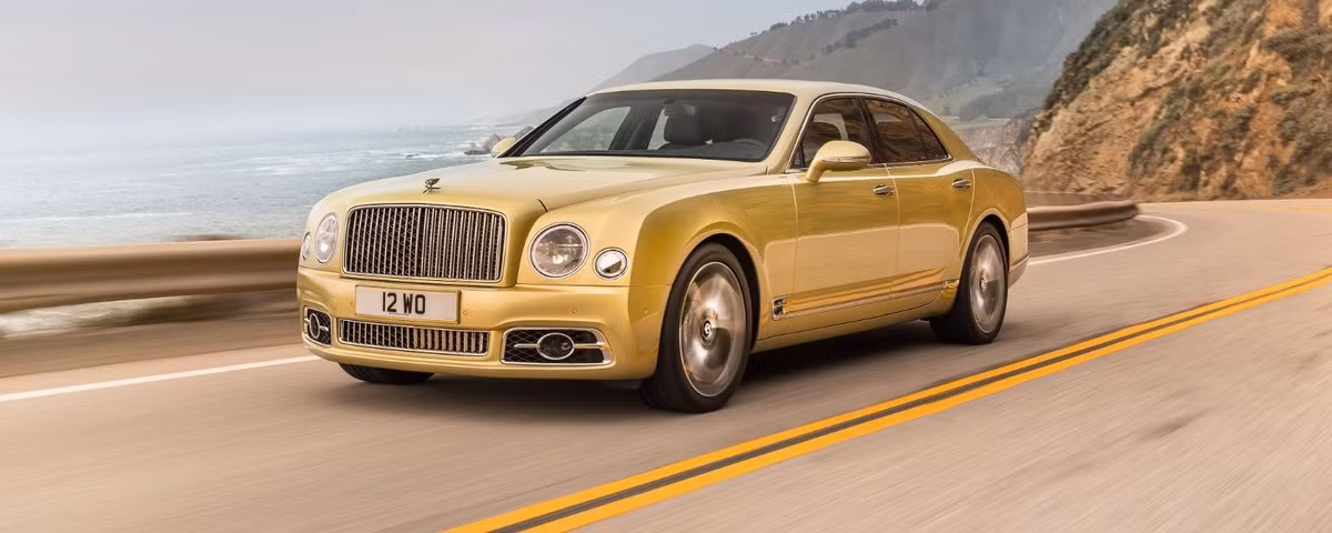 Siêu xe sang Bentley Mulsanne 2017 được chế tạo dựa trên dòng Bentley L Series V8, được giới thiệu vào năm 1959, mô-tơ 8 xi lanh tạo ra 537 PS (530 HP ) và mô-men xoắn 1100 Nm (811 lb-ft).