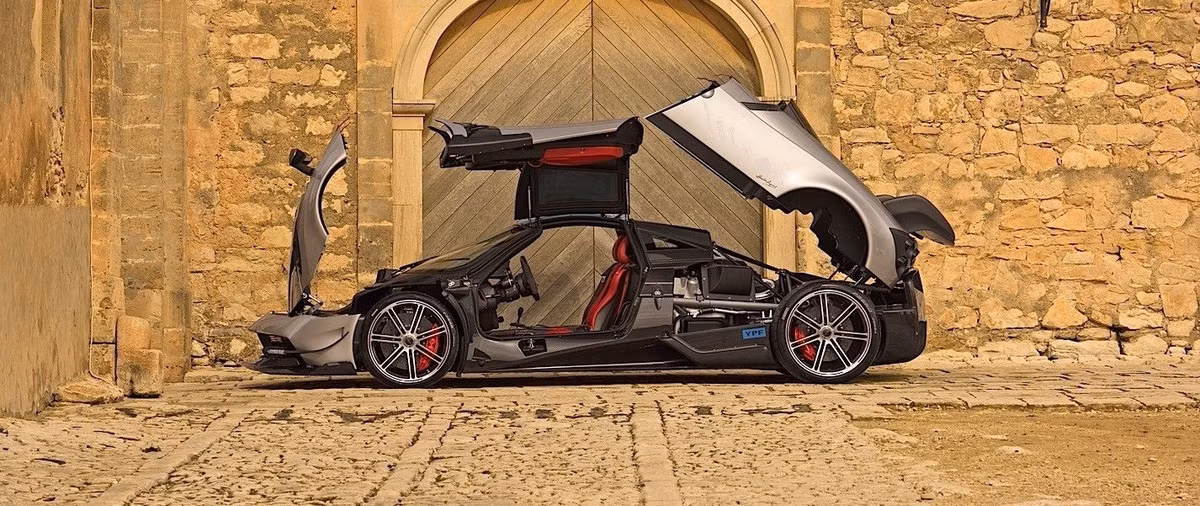 Pagani Huayra BC 2017 là chiếc siêu xe đường dài thứ hai của Italia trong lịch sử sau Ferrari LaFerrari. Không giống như chiếc Ferrari, sử dụng một động cơ V12 hút bụi tự nhiên và một động cơ điện, Pagani vượt trội người hàng xóm Maranello khi nói đến các mô men xoắn.