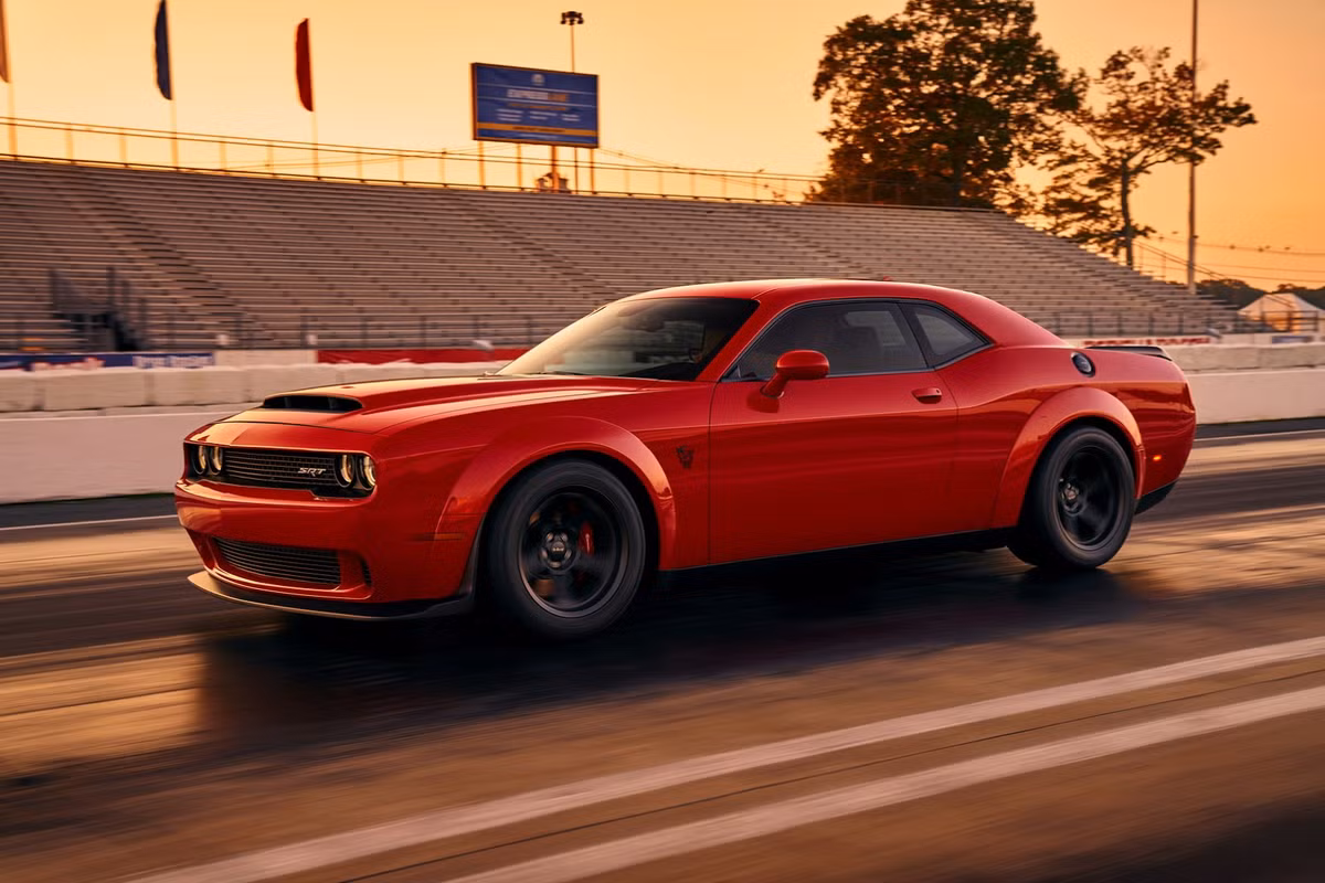 SRT Demon là chiếc xe sản xuất đầu tiên được trang bị tính năng TransBrake cho phép khóa trục truyền đầu ra của hộp số để giữ chiếc xe yên vị trí trước khi xuất phát. Điều này cho phép người lái có thể tăng vòng tua động cơ lên 2.350v/ph mà không cần phải phanh trong khi cùng đồng thời đạp chân ga, tăng mô-men xoắn lên mức tối ưu cho cú “đề pa” thần tốc.