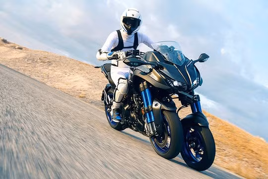 Môtô 3 bánh Yamaha NIKEN sở hữu ngoại hình khá hầm hố. Do có 2 bánh trước nên đầu xe cũng lớn hơn những mẫu xe khác trên thị trường. Đầu xe nổi bật với cụm đèn pha đôi dạng LED, đèn xi-nhan được tích hợp vào gương chiếu hậu. Cụm đèn hậu và đèn xi nhan đuôi xe cũng là dạng đèn LED cho hiệu suất chiếu sáng cao hơn.