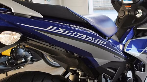 Hướng đến đối tượng khách hàng nam trẻ tuổi nên mẫu xe Yamaha Exciter 150 mới được thiết kế với phong cách trẻ trung, thể thao như những gì Exciter đời trước sở hữu. Tuy nhiên, đường nét thiết kế và thông số kỹ thuật của xe thay đổi rất nhiều. Thiết kế của Exciter 150 hiện đại hơn với việc sử dụng đèn định vị LED cùng bình xăng dung tích 4,2 lít.