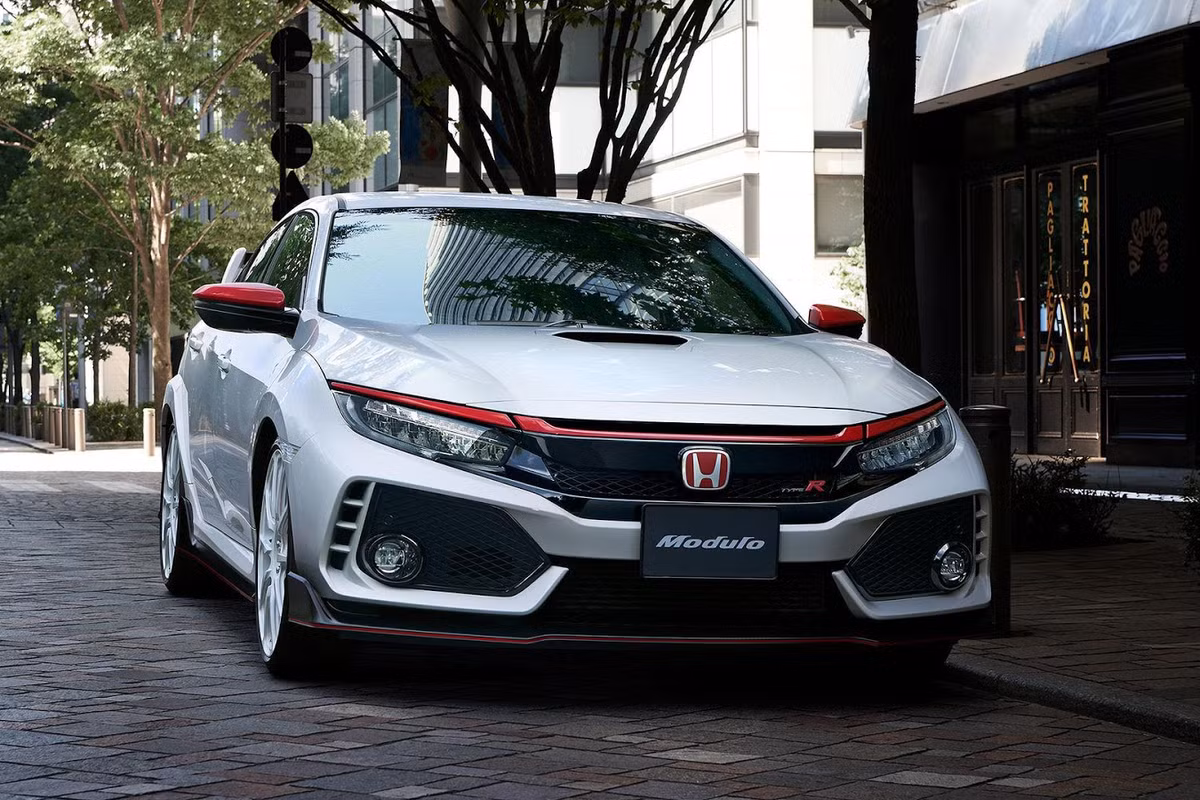 Mới đây, chiếc hiệu suất cao của mẫu xe hạng C, Honda Civic Type R vừa có cuộc ‘lột xác’ ngoạn mục trong bộ phụ kiện bodykit thể thao đến từ xưởng độ danh tiếng Modulo.