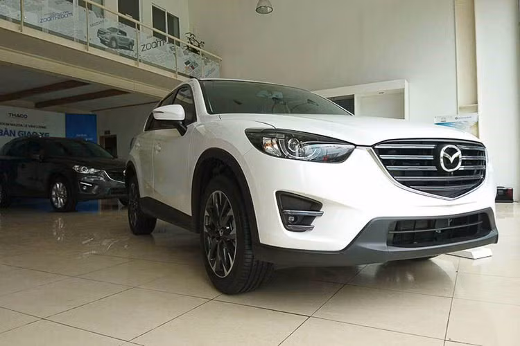 Tại thị trường Việt Nam, Mazda CX-5 là mẫu xe có giá rẻ nhất phân khúc từ 849-950 triệu đồng và doanh số cũng đứng đầu. Được biết, mức giá của mẫu xe này trong 2017 sẽ không giảm nhiều so với 2016 bởi thuế, phí không có nhiều biến động, mức giảm 30% thuế nhập khẩu từ ASEAN chỉ áp dụng cho số ít các mẫu xe trên thị trường.