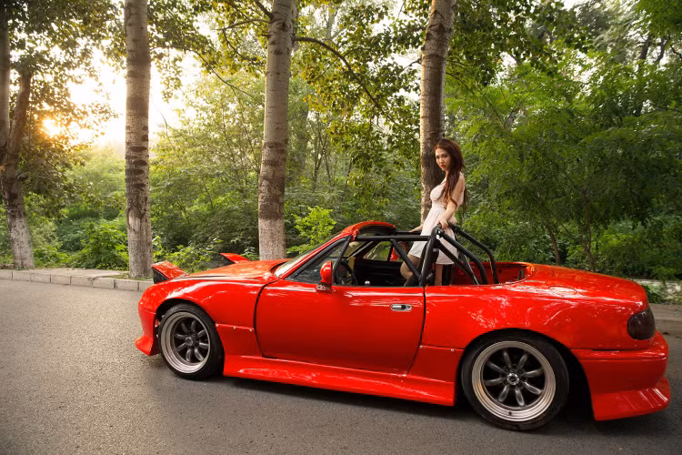 MX-5 thế hệ đời đầu xuất hiện tại triển lãm ô tô Chicago ngày 10/2/1989. Xe được trang bị động cơ 1.6 lít cho công suất 116 mã lực, đi kèm hộp số sàn 5 cấp cùng hệ thống treo độc lập.