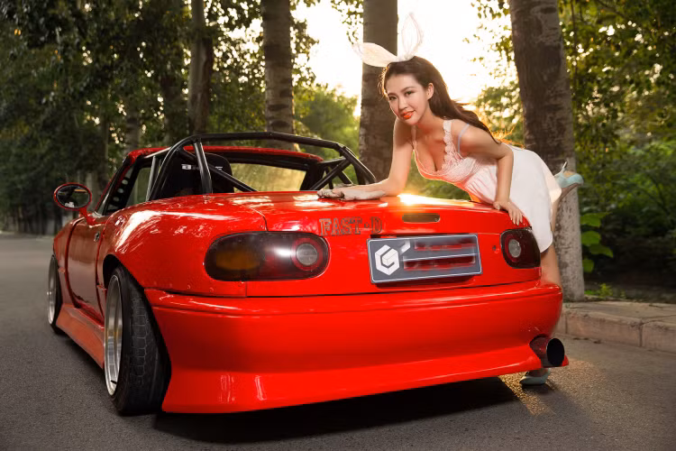 Dòng xe Mazda MX-5 đã tiêu thụ tại 60 quốc gia và được ghi nhận là xe thể thao 2 chỗ - 2 cửa mui trần bán chạy nhất thế giới với số lượng 1 triệu xe. Mazda MX-5 vinh dự giành giải “Xe thể thao của năm 2010”.