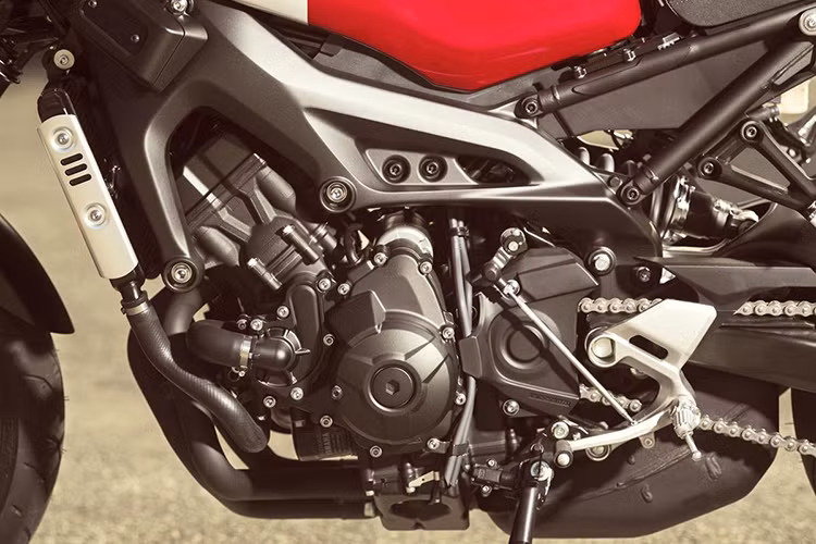 Ngoài việc thay mới về màu sắc, Yamaha XSR700 2018 vẫn được Yamaha trang bị cho động cơ xy-lanh đôi, dung tích 689 cc, sản sinh công suất tối đa 74,8 mã lực và mô-men xoắn cực đại 68 Nm