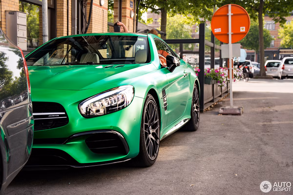 SL63 AMG thuộc thế hệ thứ 5, được sản xuất từ 2008 đến 2012 và là bản sửa lỗi nhỏ (Facelift) của chiếc SL R230 ra mắt từ năm 2003. Về ngoại hình, mẫu xe 2 chỗ này được trang bị mâm thể thao từ chất liệu hợp kim đúc 5 chấu với kích cỡ 19 inch.