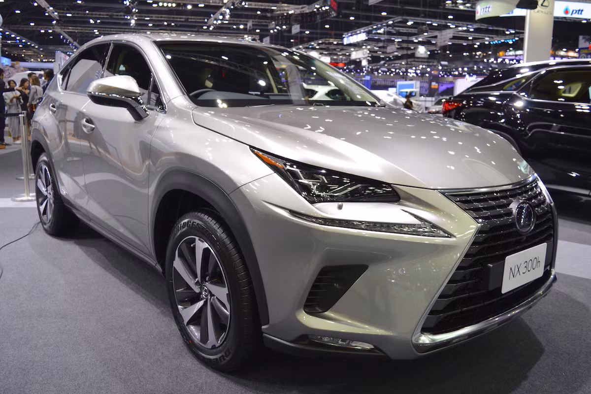 Mẫu SUV Lexus NX 300h sử dụng khối động cơ là sự kết hợp của một biến thể động cơ xăng 2.5 lít và hai động cơ điện. Hệ truyền động hybrid này phát triển 194 mã lực tại 5.700 vòng/phút và mô-men xoắn cực đại 210 Nm tại 4.200-4.400 vòng/phút.