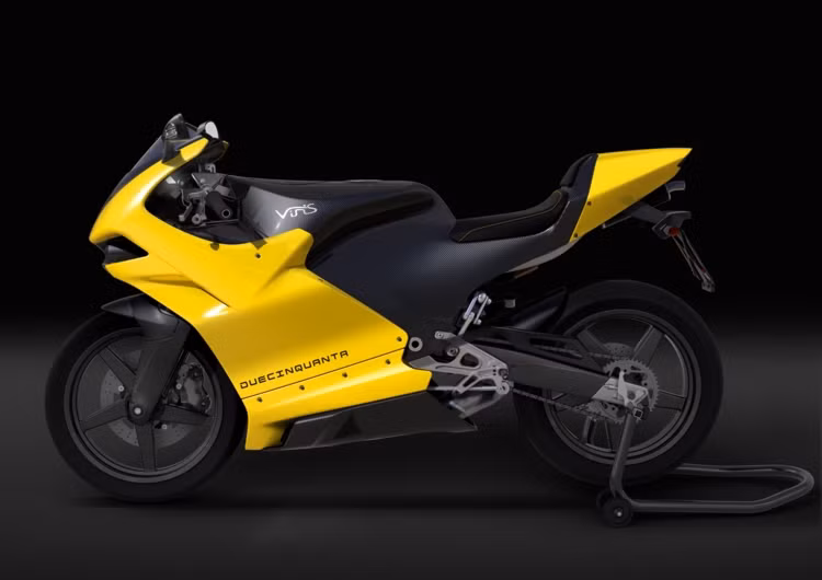 “Duecinquanta” theo tiếng Ý có ý nghĩa là “250”, là đại diện cho dung tích của khối động cơ V-Twin dung tích 250cc 2 kì với hệ thống phun nhiên liệu trực tiếp Direct Injection giúp cho mẫu xe Vins Duecinquanta đạt công suất tối đa 70 mã lực. 