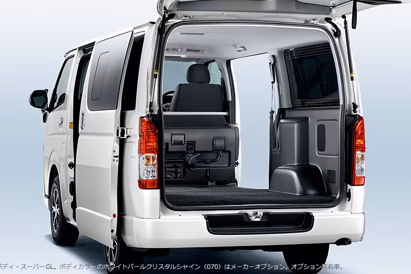 Hình ảnh hiếm hoi hé lộ về không gian bên trong ở phía sau của chiếc MPV giá rẻ nhà Toyota, có thể thấy một hàng ghế dường như bị lực bỏ.