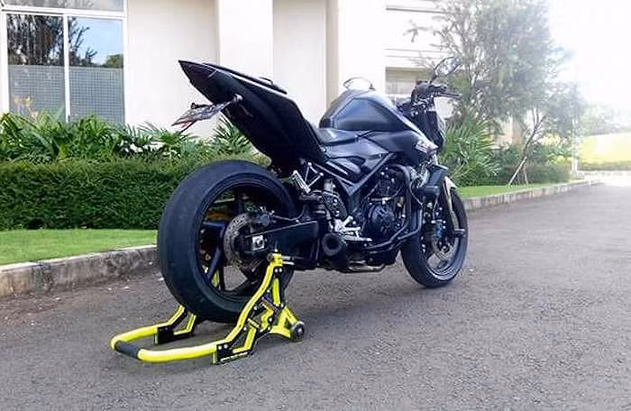 Bộ bánh xe phía sau cũng được độ thay thế mới. Bánh sau có bản mâm rộng tới 6 inch và đi kèm lốp Dunlop Sportmax GP 180/55/17.