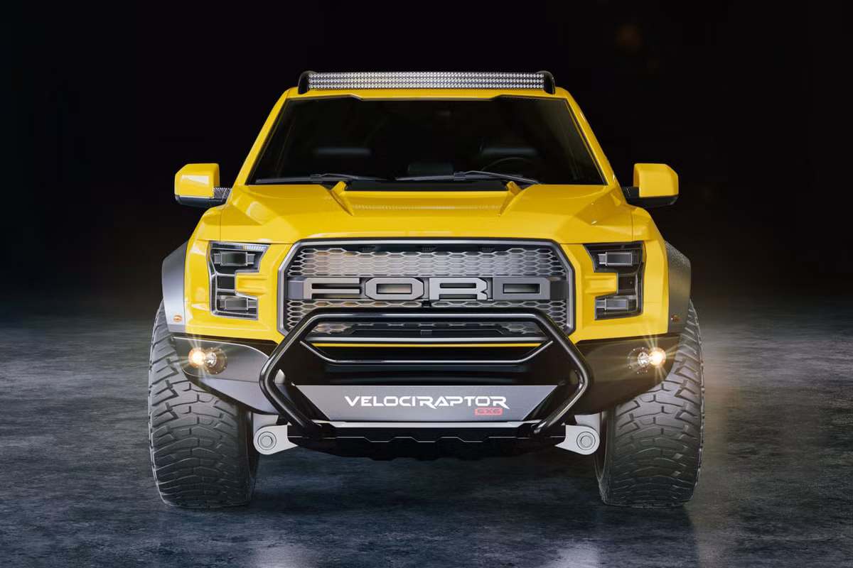 Thêm đó là dòng chữ ''VelociRaptor'' xuất hiện ở bên dưới hai cánh cửa trước và tên hãng Henessey ở thùng sau như một đặc điểm nhận biết.