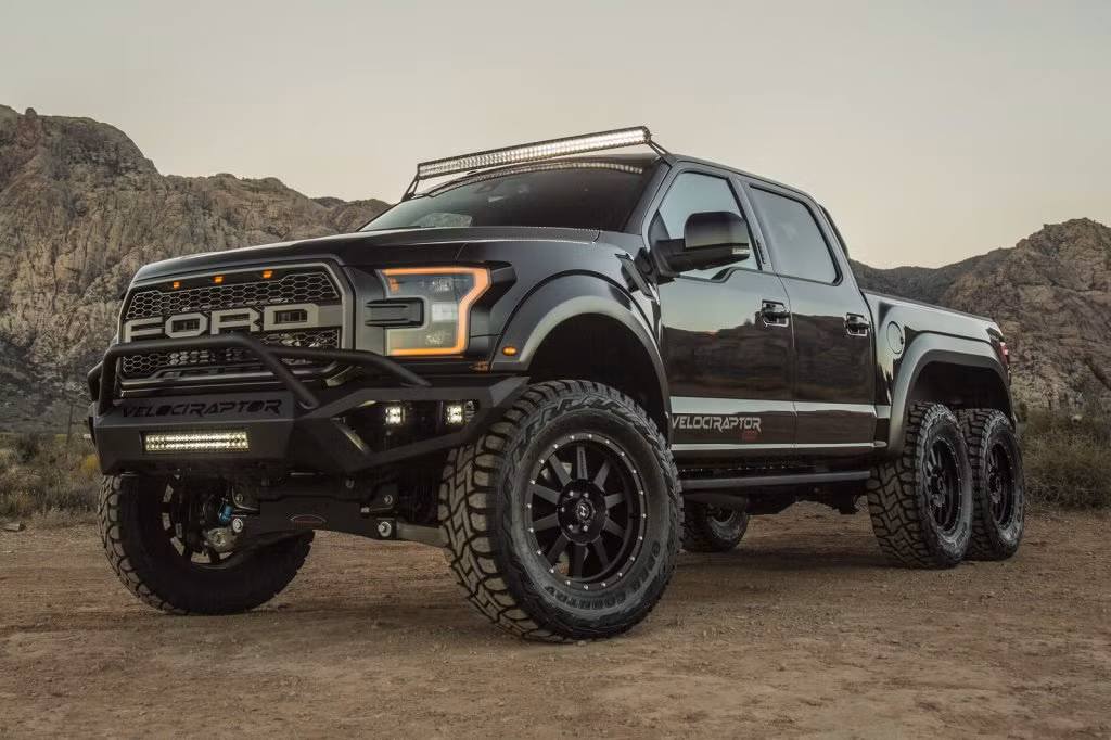 Kết hợp với khối động cơ này là hộp số 10 cấp tiên tiến của hãng xe ôtô Ford truyền động đến cả 6 bánh xe. Như vậy với mức giá rẻ hơn, khách hàng đã có được một chiếc “quái vật” 6 bánh mạnh mẽ hơn Mercedes-Benz G63 AMG 6x6. Nguồn ảnh: carscoops.com