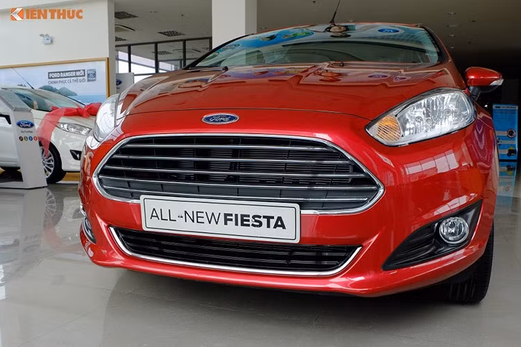 Mẫu subcompact Ford Fiesta cũng chung số phận với người anh em Ford Focus khi gặp một số lỗi về hộp số và hệ thống điều hòa. Giá xe tại thời điểm lái thử là 17.795 - 24.985 USD.