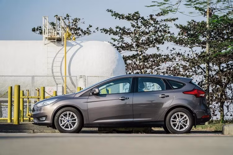 Mẫu xe hạng C Ford Focus gặp một số lỗi như hộp số "giật cục" khi chạy ở tốc độ thấp và hệ truyền động không mấy mạnh mẽ. Giá xe mà tạp chí CR dùng để lái thử từ 20.485 - 40.990 USD.