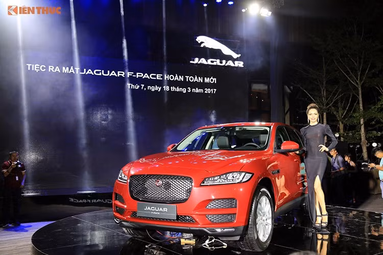Jaguar F-Pace được lấy cảm hứng thiết kế từ mẫu xe "đàn anh" thể thao 2 cửa F-Type, sở hữu kiểu dáng mềm mại, thanh thoát nhưng vẫn toát lên sự mạnh mẽ, thể thao của một chiếc SUV. Động cơ của F-Pace là động cơ siêu nạp V6 dung tích 3.0 lít cho công suất 380 mã lực.