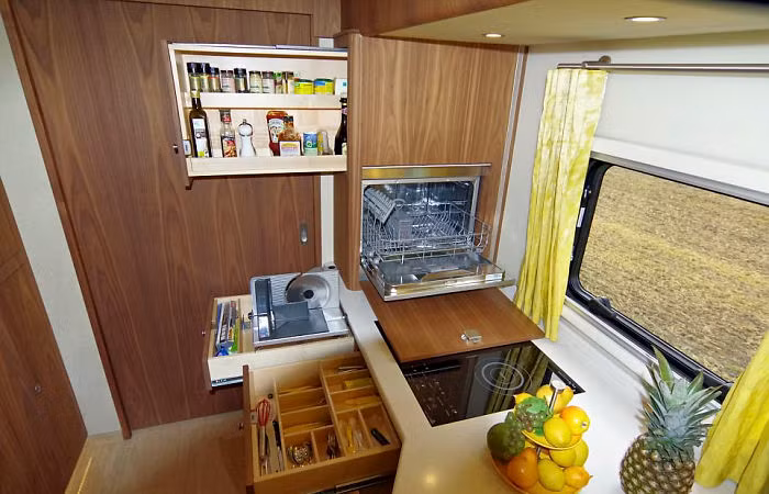 Tất cả các hạng mục bên trong đều được thiết kế không khác gì các phòng ban của một ngôi nhà. Và... nội thất đều rất hiện đại, đắt tiền.