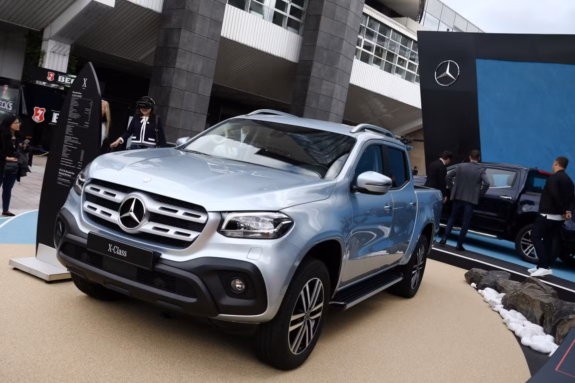 Ông chia sẻ thêm: “Tôi đã được thấy chiếc xe đó tại Triển lãm Geneva và tôi đã hoàn toàn thất vọng. Họ có thể làm tốt hơn thế. Họ từng tạo nên nhiều mẫu xe tuyệt vời nhưng chiếc này thì thật đáng thất vọng”. Không chỉ có vậy, một số thành viên của báo chí cũng chỉ trích sản phẩm mới của hãng xe ôtô Mercedes-Benz, đặc biệt là khi nó được gắn logo ngôi sao 3 cánh và cho rằng hãng có thể làm tốt hơn thế.