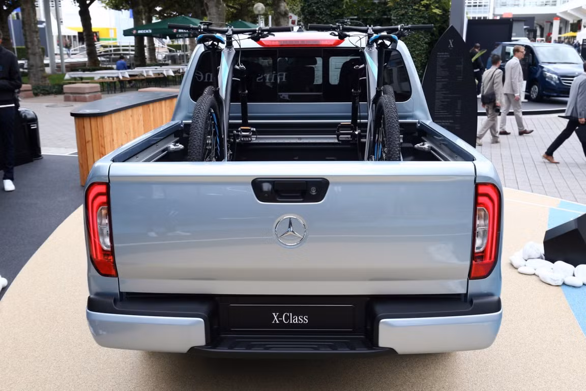 Ngoại hình của X-Class lấy cảm hứng nhiều từ các phiên bản concept của chính nó ra mắt trước đó. Nổi bật nhất chính là lưới tản nhiệt đặc trưng của hãng, giống người anh em GLS cùng với ngôi sao 3 cánh chính giữa. Cụm đèn pha LED dạng thấu kính với dải đèn LED chiếu sáng ban ngày. Đèn hậu mảnh thiết kế dọc theo thùng bán tải phía sau. Cản trước và hông được ốp nhựa cứng cáp.