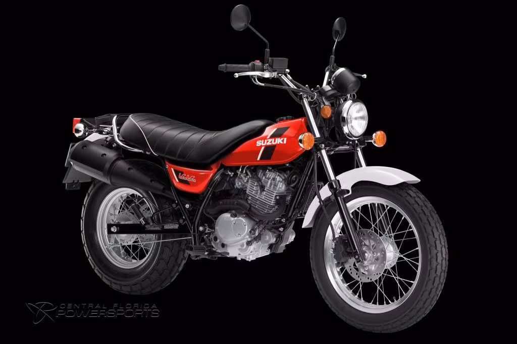 Xe môtô Suzuki VanVan 200 với phong cách scrambler hướng đến những người mới chơi môtô. Ra mắt lần đầu vào năm 1972 với động cơ 2 kỳ, dung tích 123 phân khối. Đến năm 2003, hãng xe Nhật hồi sinh Van Van với động cơ 4 kỳ, dung tích lớn hơn trước, 125 phân khối.
