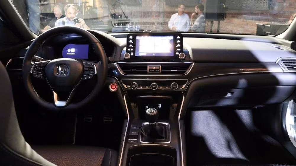 Nội thất bên trong của Honda Accord 2018 mang bố cục gọn gàng hơn rất nhiều so với thế hệ cũ với việc loại bỏ cần số thay thế bằng nút bấm. Khu vực bảng táp lô nổi bật với màn hình giải trí trung tâm 18 inch đặt nổi cùng với 2 nút điều chỉnh âm lượng và điều hướng ngay cạnh bên, kết nối Apple CarPlay và Android Auto.