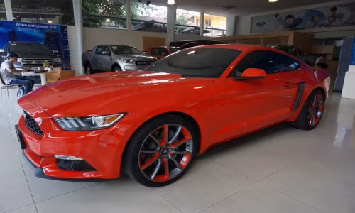 Ford Mustang sở hữu kích thước tổng thể dài x rộng x cao lần lượt 4.784 x 1.916 x 1.381 mm và chiều dài trục cơ sở 2.720 mm, trọng lượng 1.497kg. So với phiên bản trước, Ford Mustang 2015 nặng hơn và được trang bị nhiều công nghệ mới như : hệ thống treo thiết kế mới, phanh cỡ lớn hơn, hệ thống thông tin giải trí nâng cấp với MyFord Touch và không gian nội thất rộng hơn.