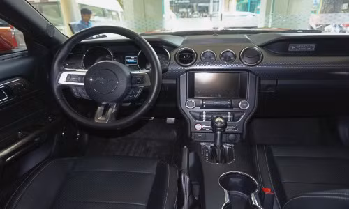 Nội thất cũng có nhiều sự thay đổi, so với phiên bản cũ nội thất của chiếc Mustang mới rộng rãi và sang trọng hõn với những vật liệu cao cấp. Ngoài ra, bảng điều khiển trên chiếc Mustang mới với nhiều tính năng với nút bấm dễ dàng sử dụng hơn.