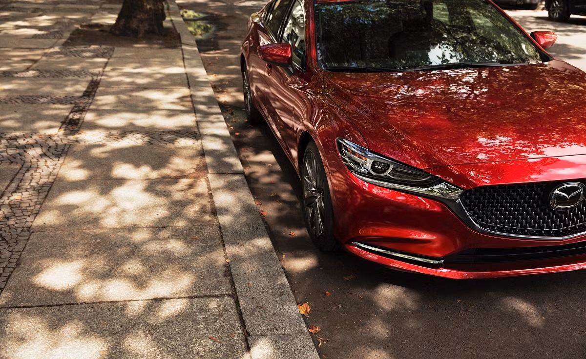 Hãng xe ôtô Mazda vừa cho biết mẫu xe sedan Mazda6 2018 bản nâng cấp sẽ ra mắt tại triển lãm Los Angeles Auto Show 2017 vào cuối tháng 11. Cùng với lời công bố này, nhà sản xuất cũng tiết lộ một vài hình ảnh về mẫu xe cho thấy có tha đổi nhiều về ngoại thất và nội thất xe.