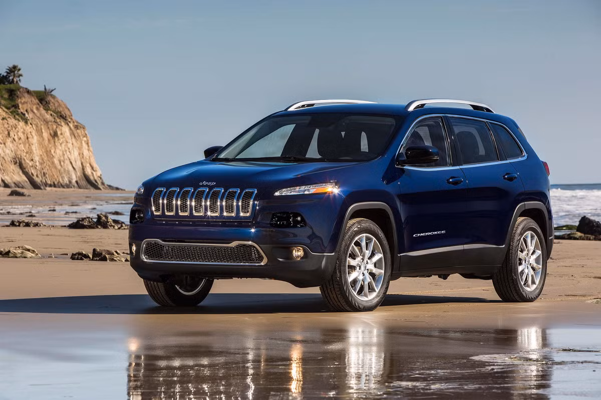 Tiếp đến là mẫu SUV cỡ nhỏ Jeep, được thiết kế để chinh phục những cung đường offroad trên thực tế lại khá kém tin cậy trong điều kiện vận hành thực tế. Tại Mỹ, Cherokee không phải là một mẫu SUV cao cấp có lẽ chính vì thế mà mẫu xe này ít được người dùng đánh giá tin cậy.