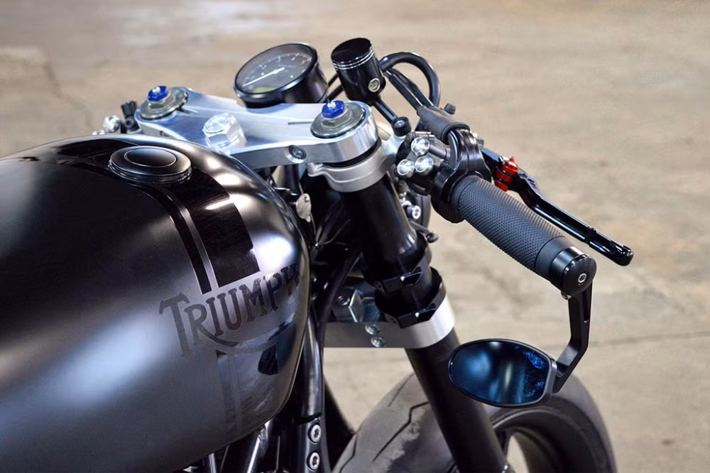 Bảng đồng hồ màu đen được thiết kế bởi Motogadget Classi nằm cạnh bình dầu Rizoma đen.