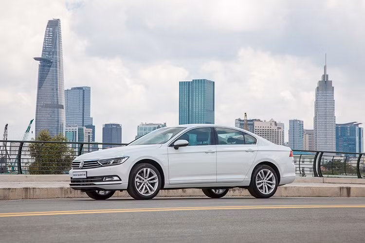 VW Passat BlueMotion 2017 là phiên bản cao cấp của dòng Passat. "BlueMotion" là công nghệ nổi tiếng của Volkswagen (VW) và đã trở thành một cái tên thương mại hóa, gắn cho những mẫu xe tiết kiệm nhiên liệu của hãng xe đình đám nước Đức Passat BlueMotion sở hữu thiết kế không bị nhầm lẫn với bất kỳ mẫu xe nào trên thị trường.