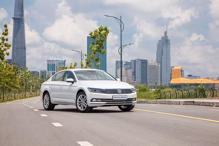 Sức mạnh của Passat Bluemotion 2017 đến từ động cơ I4 phun xăng trực tiếp có tăng áp, dung tích 1.8L, đem lại công suất cực đại 180 mã lực tại vòng tua 5.500 đến 6.000 v/p, cùng mô-men xoắn cực đại 250Nm tại 1.500 - 5.000 v/p. Với hộp số tự đông 7 cấp ly hợp kép DSG, mức tiêu hao nhiên liệu theo nhà sản xuất là 7,3 lít xăng/100km đường hỗn hợp.