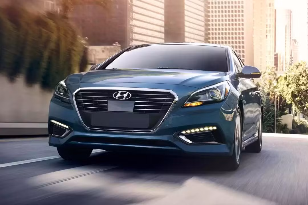 Cuối cùng là mẫu xe Hybrid nhà Hyundai- Sonata Hybrid 2017 với 8.3 điểm. Hyundai Sonata Hybrid 2017 sẽ có giá bán từ $26,000 (tương đương 577 triệu) với mức tiêu thủ nhiên liệu vô cùng ấn tượng, chỉ 5,6 lít/100km ở đường kết hợp, 6,03 l/100 km trong đường thành phố và 5,23 l/100 km trên đường cao tốc.