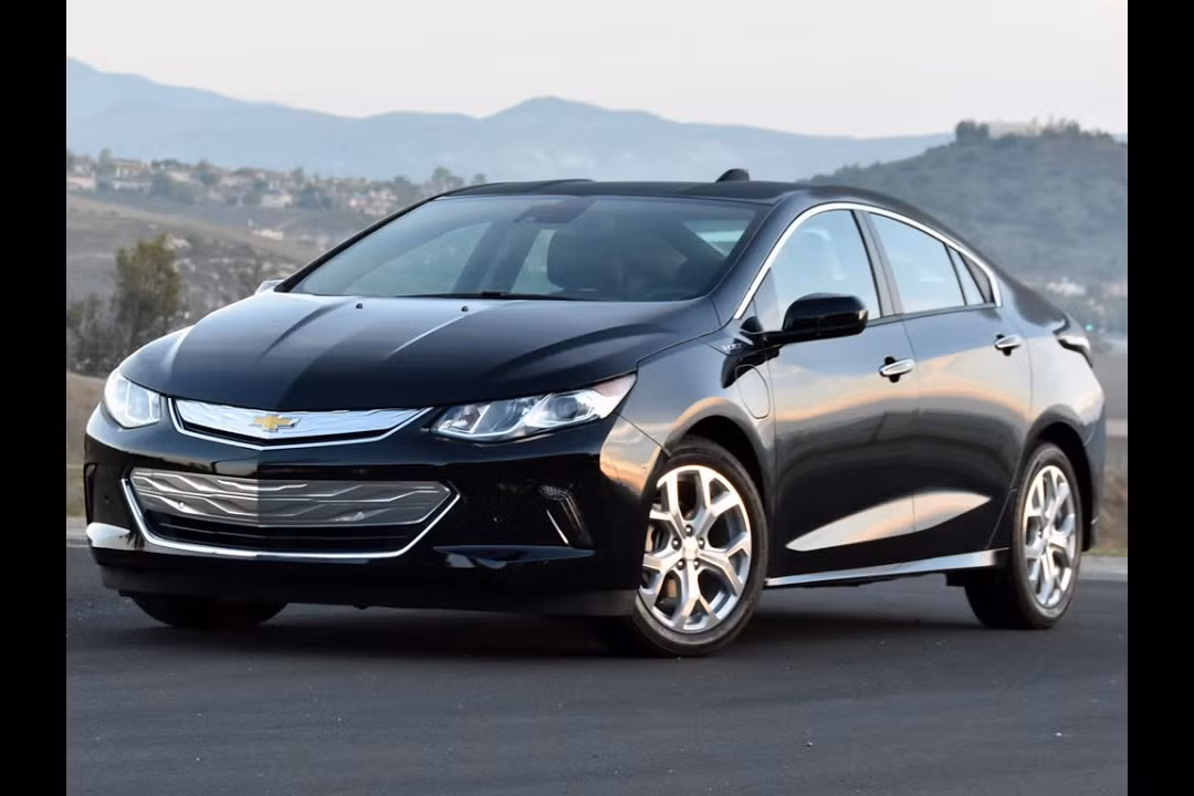 Dòng xe Chevy Volt 2017 cũng được đánh giá khá cao với 8.5 điểm. Hệ thống plug-in hybrid bao gồm động cơ xăng 1,5 lít và hai mô tơ điện. Động cơ xăng cho công suất 101 mã lực, 5.600 rpm trong khi tổng thôn số của hệ thống truyền động này là 149 mã lực và mô-men xoắn 294 lb-ft. Các mô tơ điện có công suất từ 18,4 kWh pin Li-ion có thể sạc lại từ các máy phát điện, khi pin sạc đầy, xe có thể chạy được quãng đường 53 dặm.