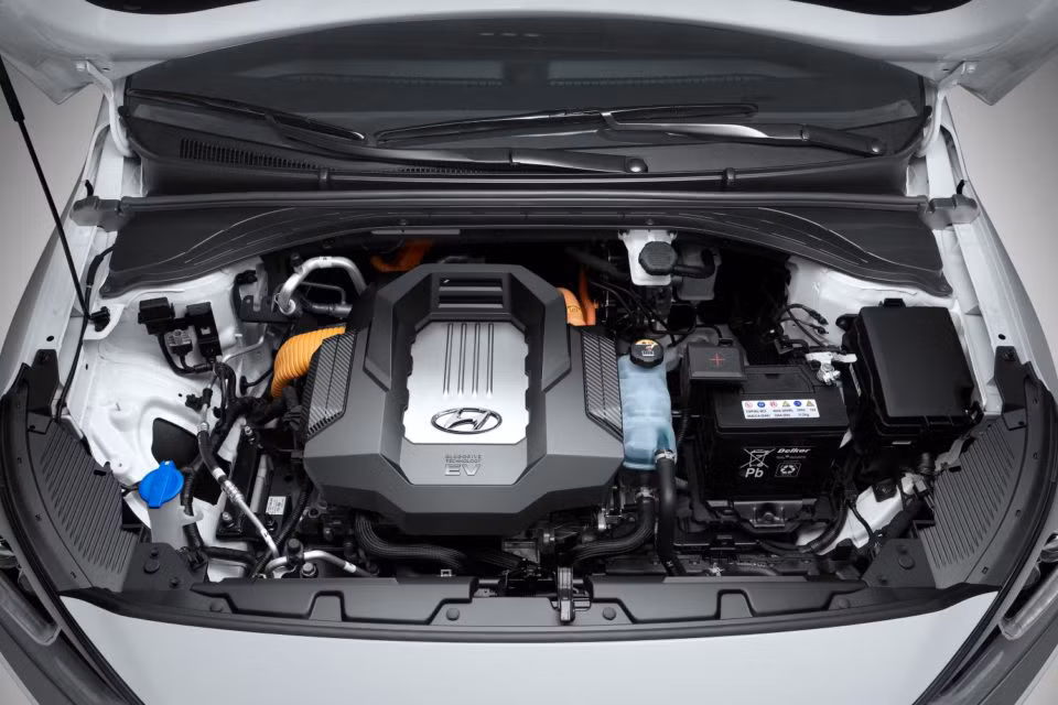 “Trái tim” của xe là động cơ xăng 4 xy-lanh 1,6 lít với công suất tối đa 103 mã lực và mô-tơ điện mạnh 43 sức ngựa. Xe có mức tiêu thụ chỉ 4,13 l/100 km trong đường thành phố và 3,99 l/100 km trên đường cao tốc. Mức giá khởi điểm của xe dao động 22.200 - 32.500 USD tùy phiên bản.