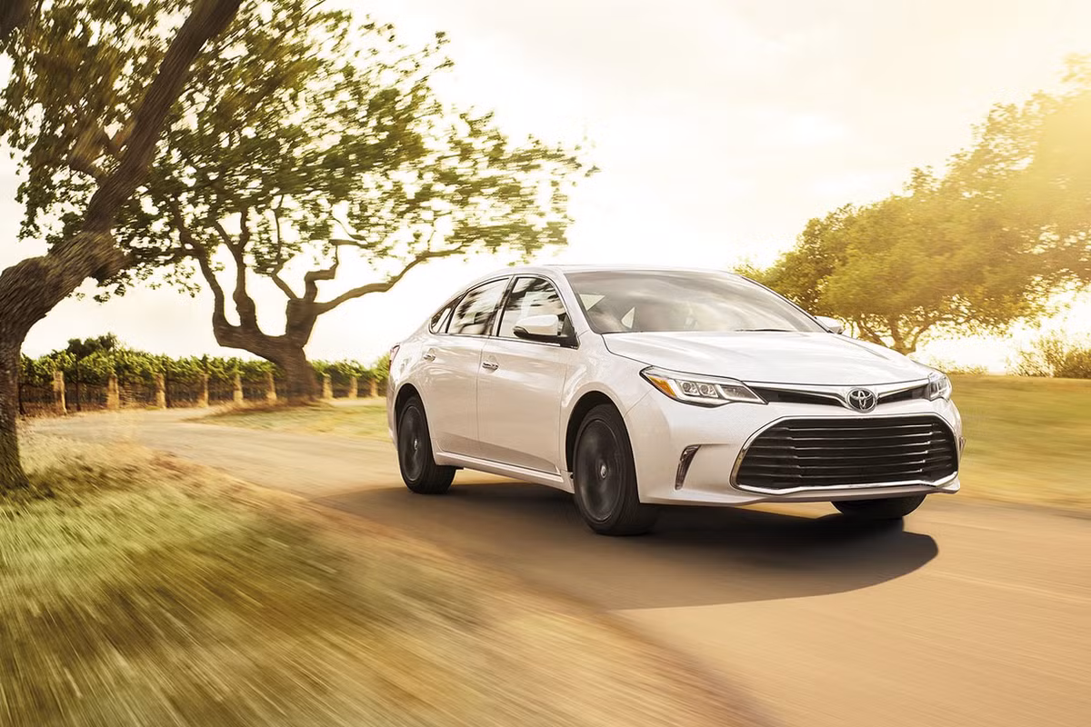 Toyota Avalon Hybrid 2017 là cái tên thứ 3 trong top xe hybrid tốt nhất với 8,8 điểm. Xe được đánh giá cao ở khoang nội thất tiện nghi hàng đầu phân khúc, khả năng vận hành êm ái và tiết kiệm nhiên liệu. Mức giá khởi điểm của xe dao động từ 37.300 đến 42.600 USD.