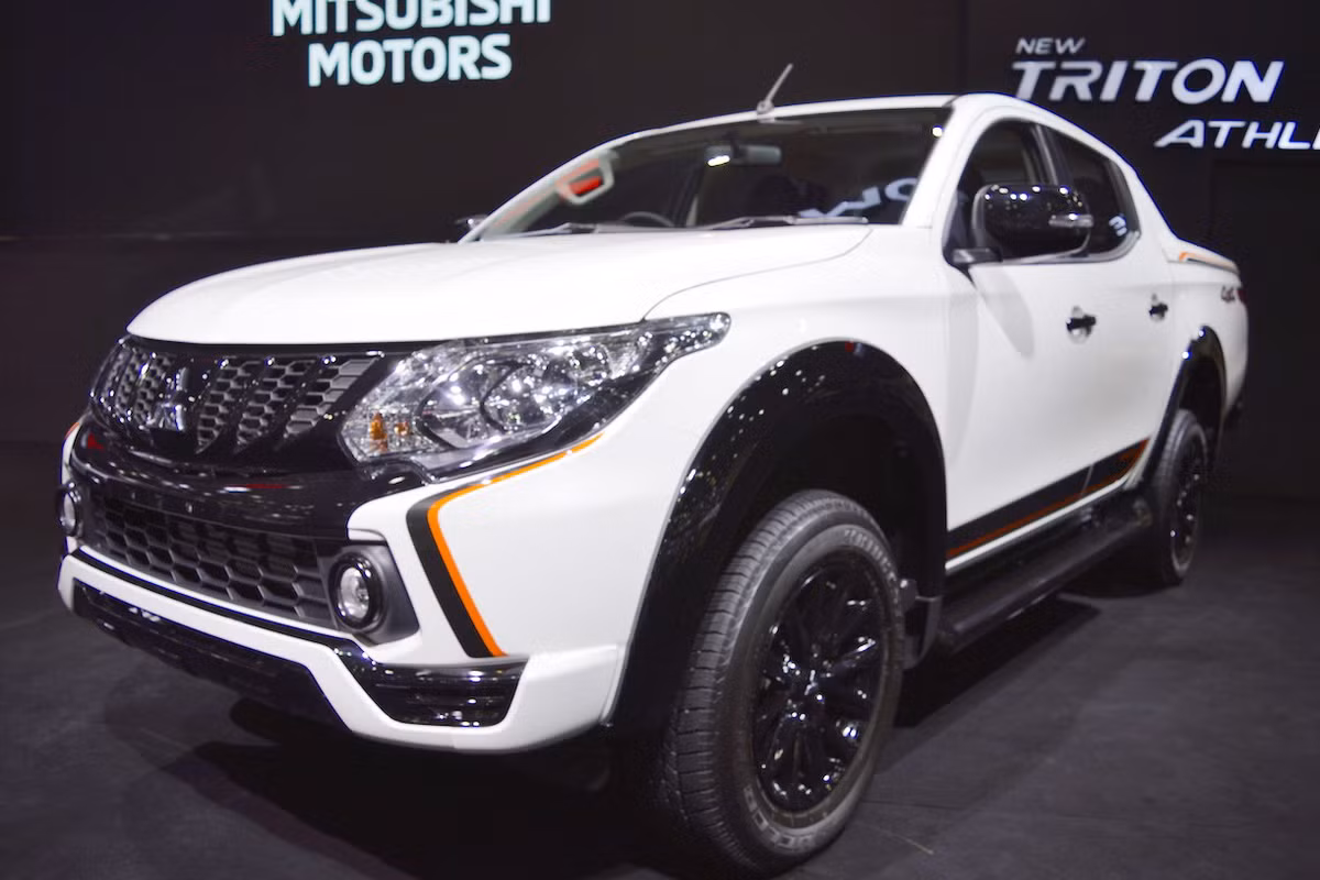 Dưới mui xe, Mitsubishi Triton Athlete được trang bị khối động cơ 2.4 L MIVEC, sản xuất ra công suất 181 mã lực tại 3.500 vòng/phút và mô-men xoắn cực đại 430 Nm tại 2.500 vòng/phút. Đi kèm với động cơ là một hộp số 6 cấp hoặc hộp số tự động 5 tốc độ.